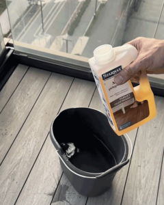 ¿Cómo preparar la terraza para la nueva temporada? Detergente sin impurezas químicas activas y agua tibia.
