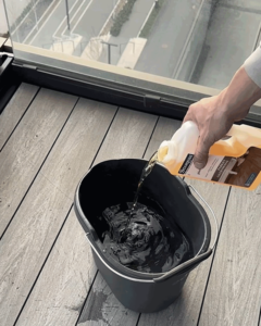 ¿Cómo preparar la terraza para la nueva temporada? Añadir detergente al agua tibia.