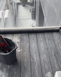 ¿Cómo preparar la terraza para la nueva temporada? Enjuague bien la tabla con agua tibia.