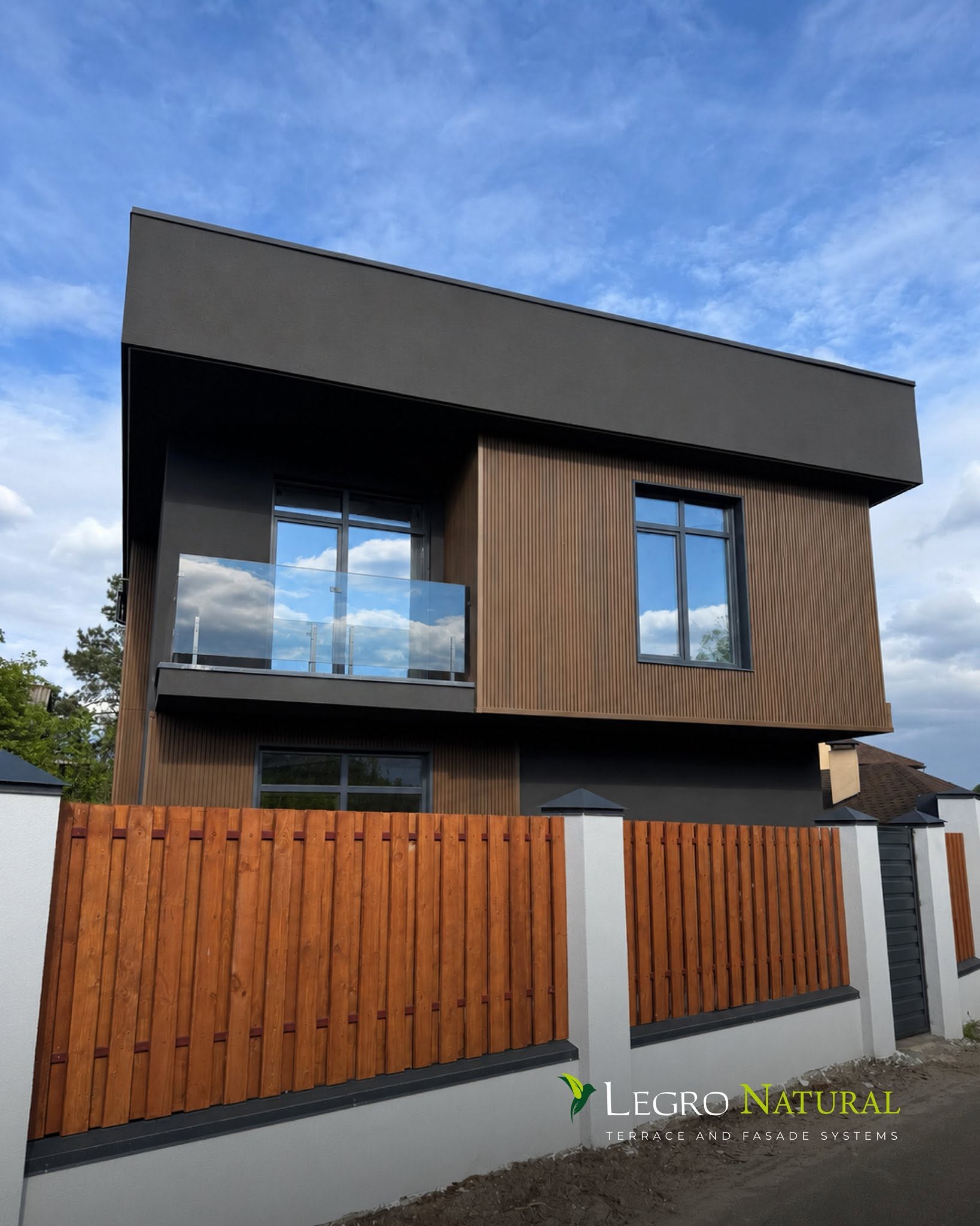 Los mejores proyectos de Woodplast de la temporada 2026. Legro Natural FS 15 Teak. La fachada: el carácter de toda la vivienda. Vivienda unifamiliar, Kiev (Ucrania)